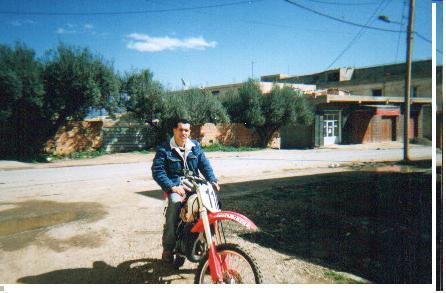 voila ma moto je l'aime bien c une honda CR puisente